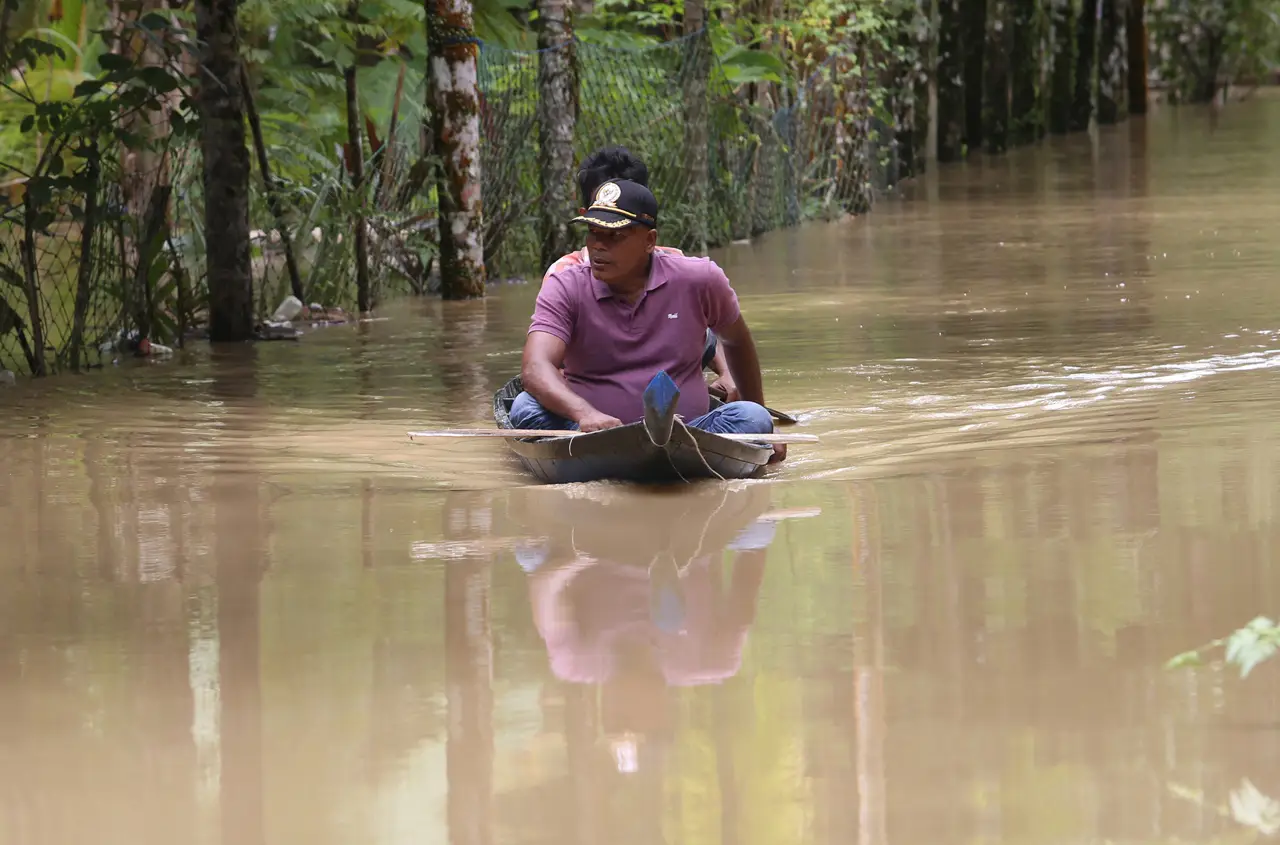 Banjir Rendam Ratusan...