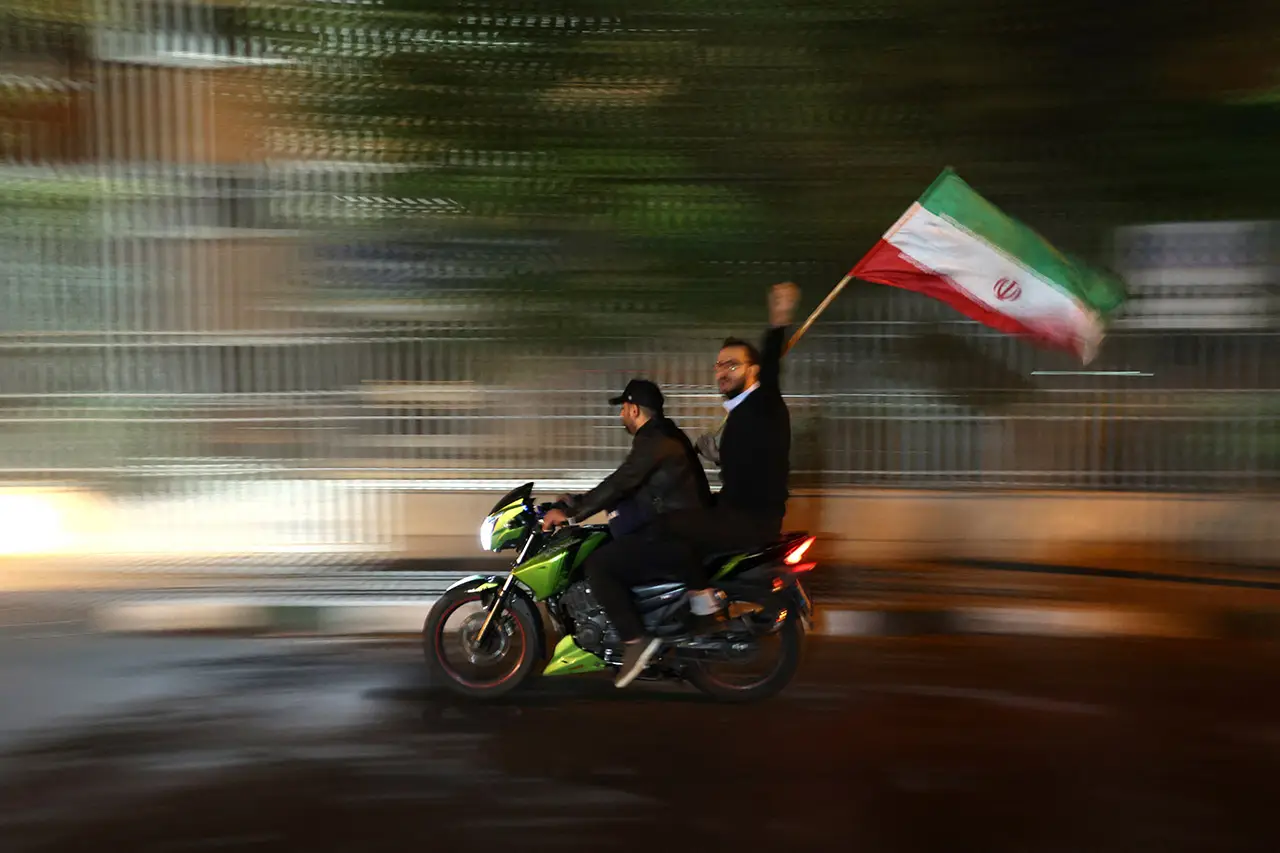 Ribuan Warga Iran Kutuk...