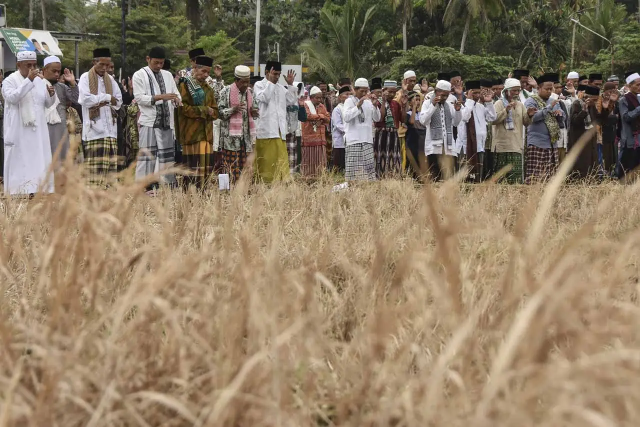 Warga Ciamis Gelar Salat...