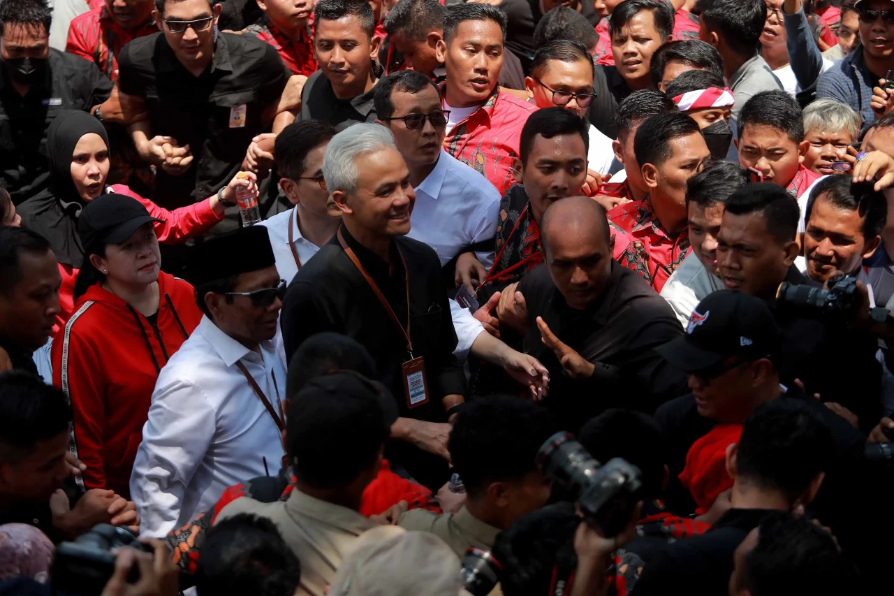 Ganjar-Mahfud Daftar...