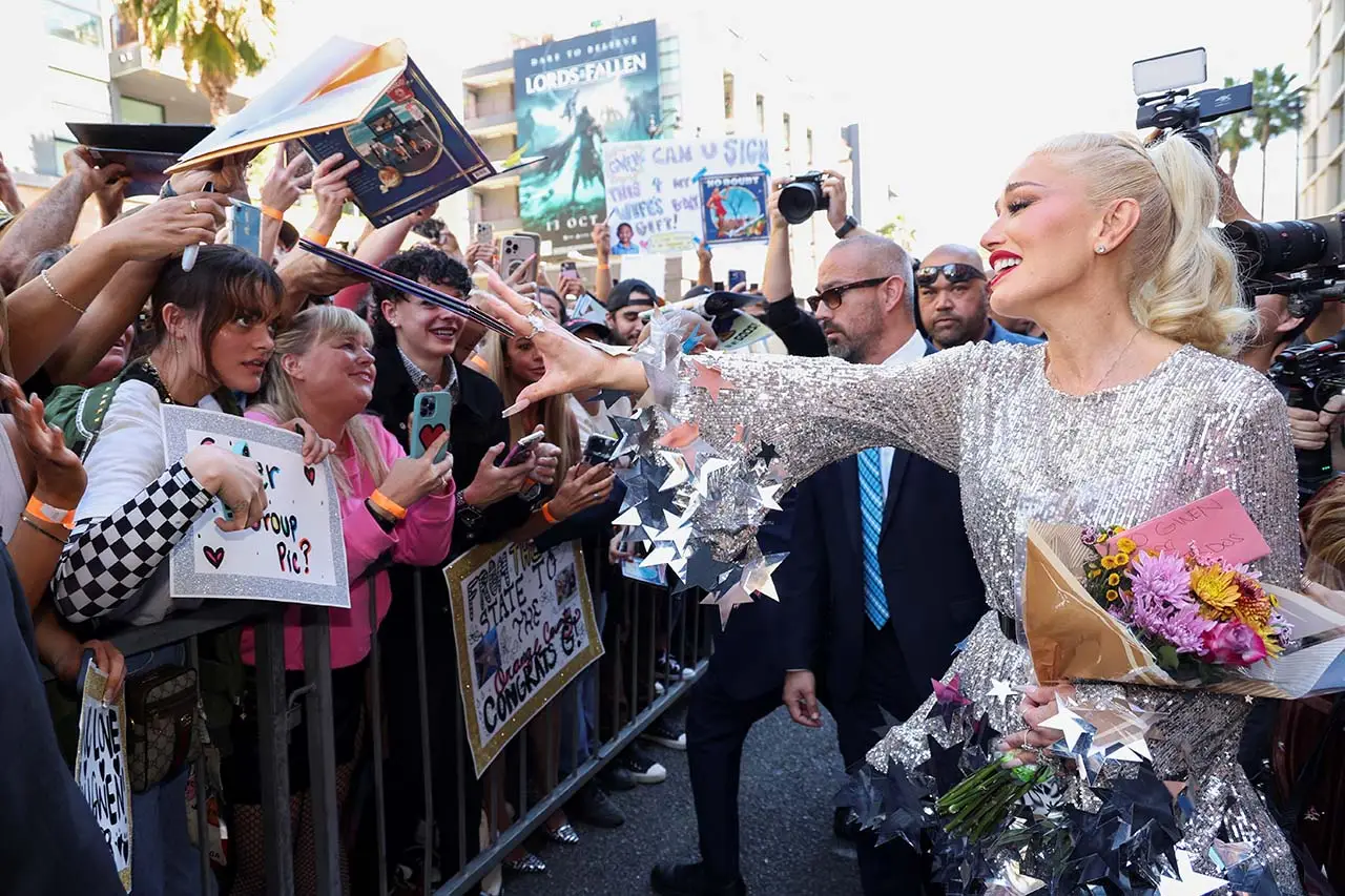 Gwen Stefani Raih Hollywood...