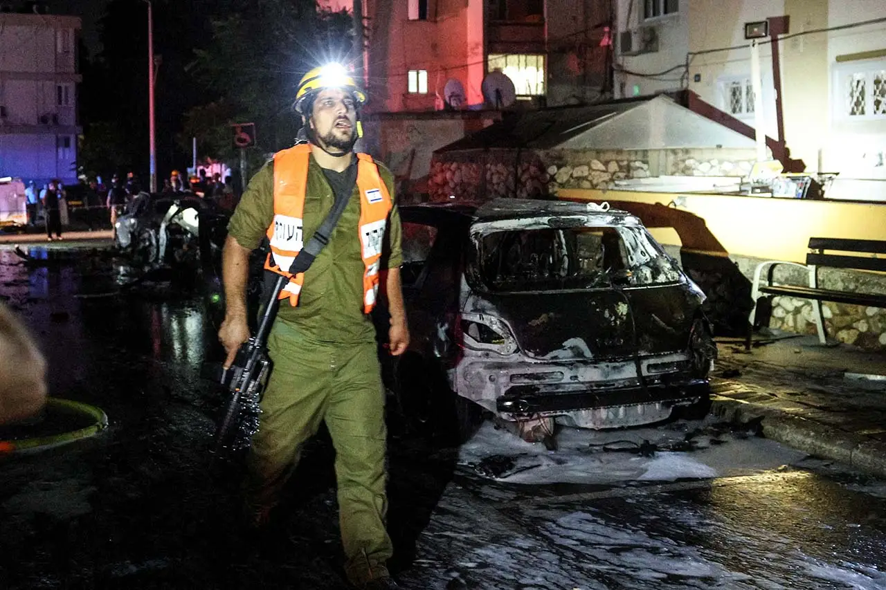Gaza Tak Menyerah! Roket...