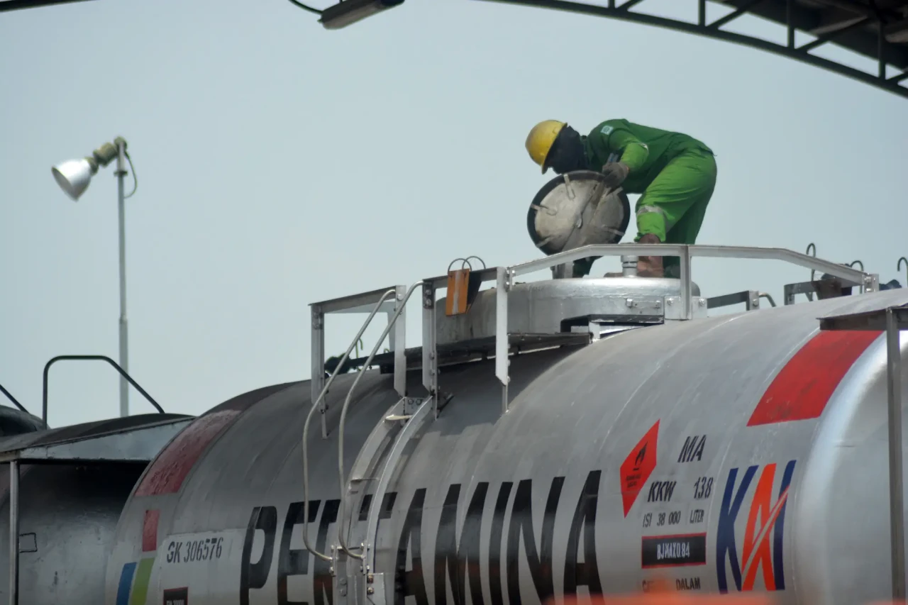 TBBM Tegal Salurkan...