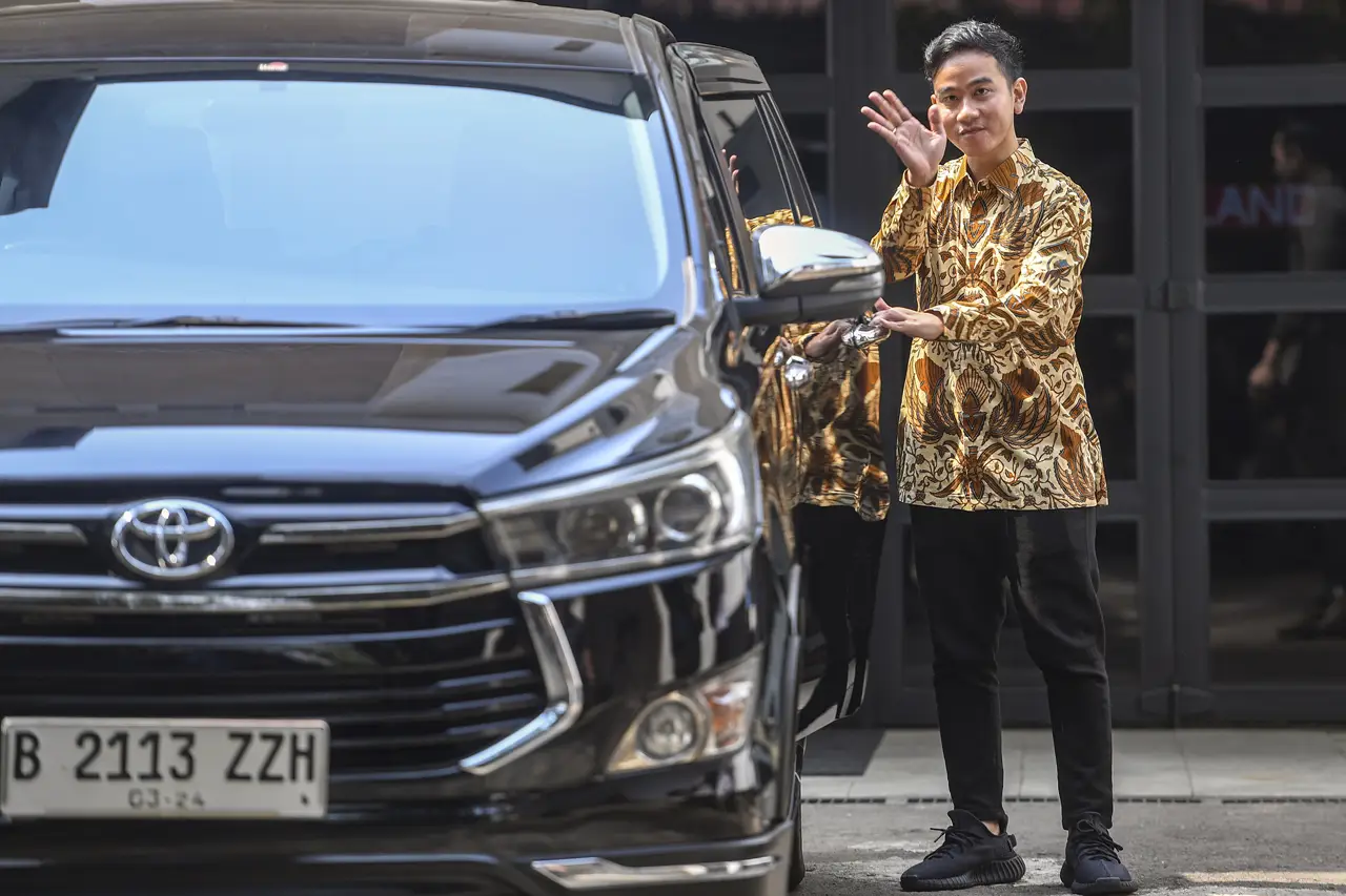 Gibran Sambangi Kediaman...