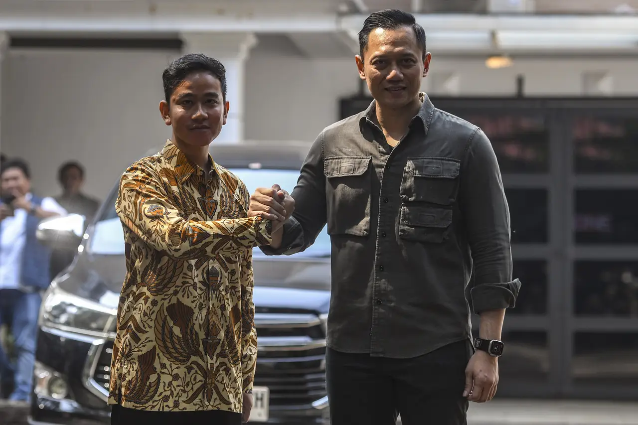 Gibran Sambangi Kediaman...