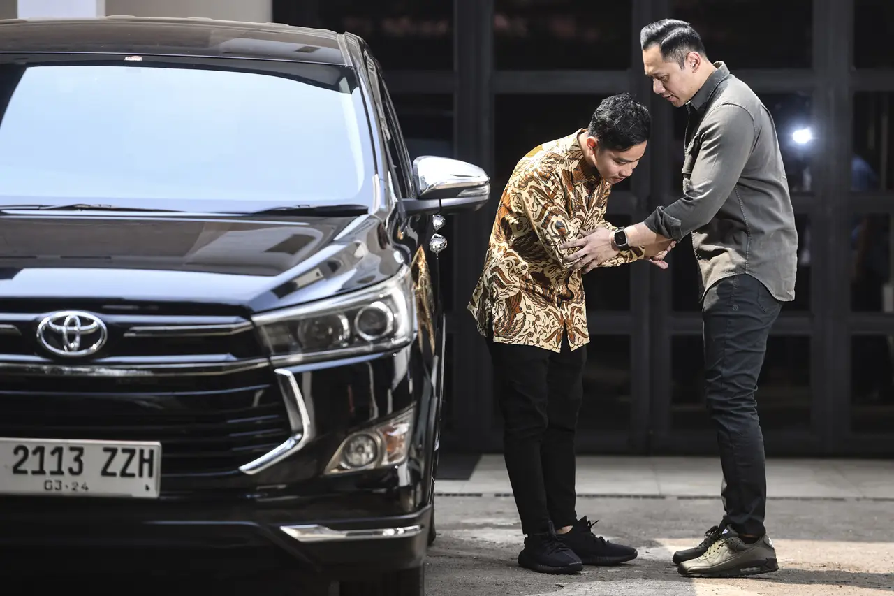Gibran Sambangi Kediaman...