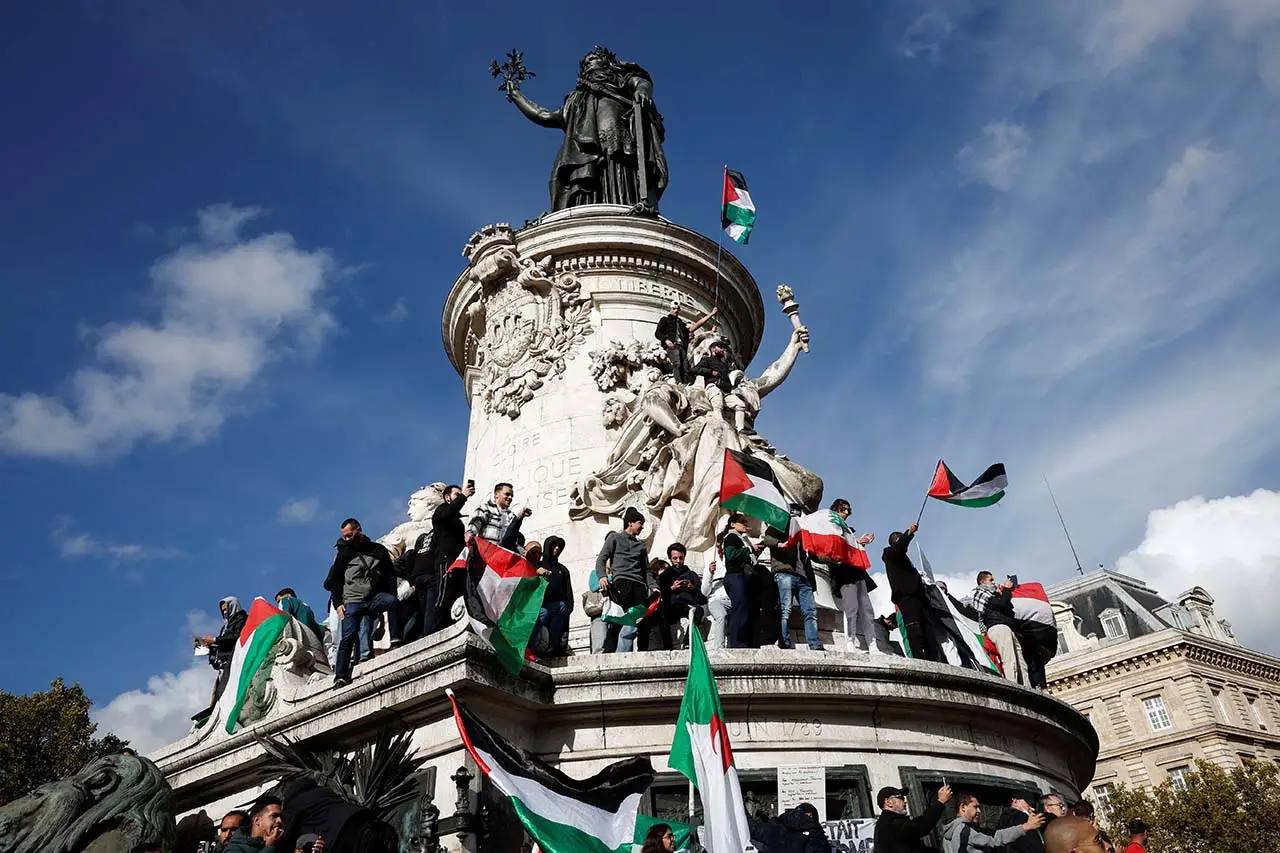 Paris Membara, 15.000...