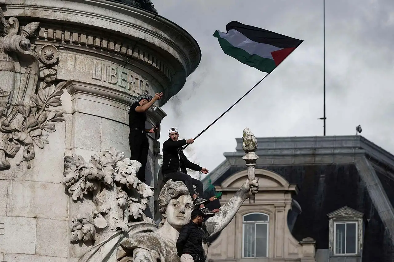 Paris Membara, 15.000...