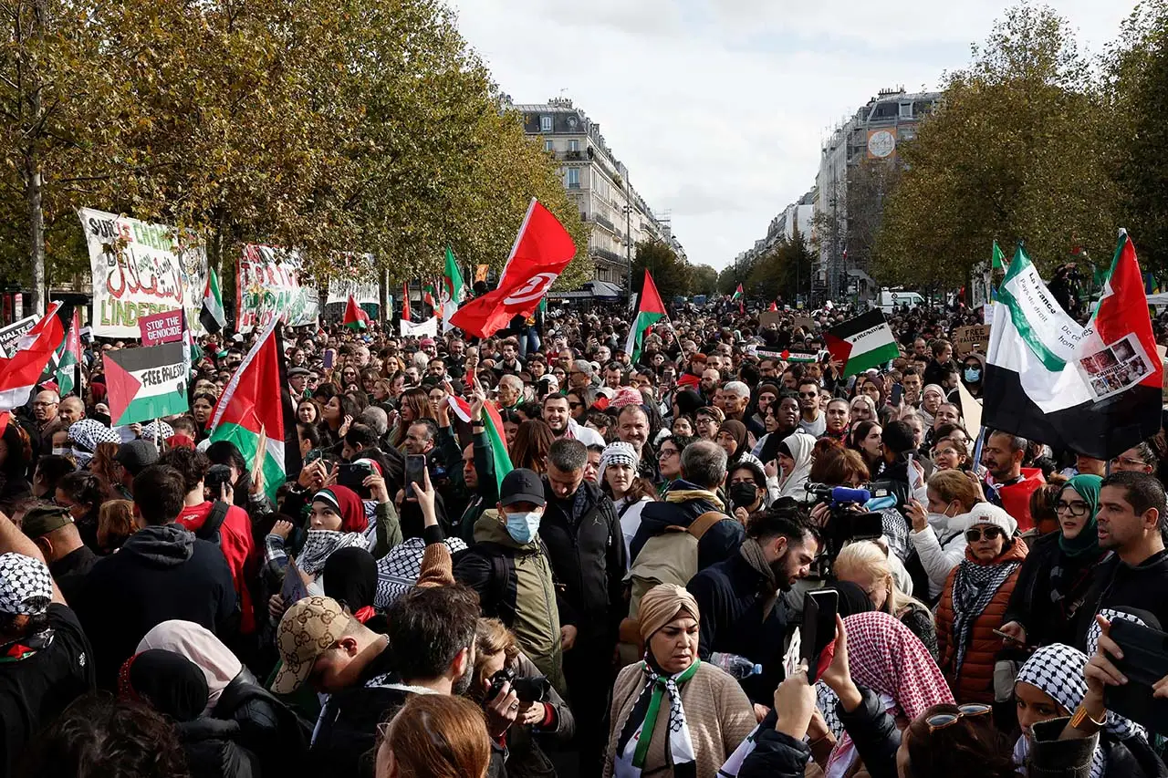 Paris Membara, 15.000...