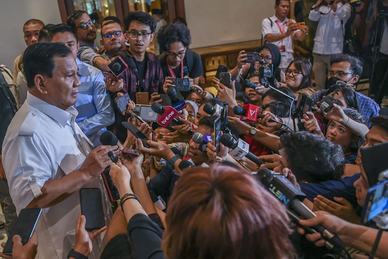 Prabowo-Gibran Daftar...