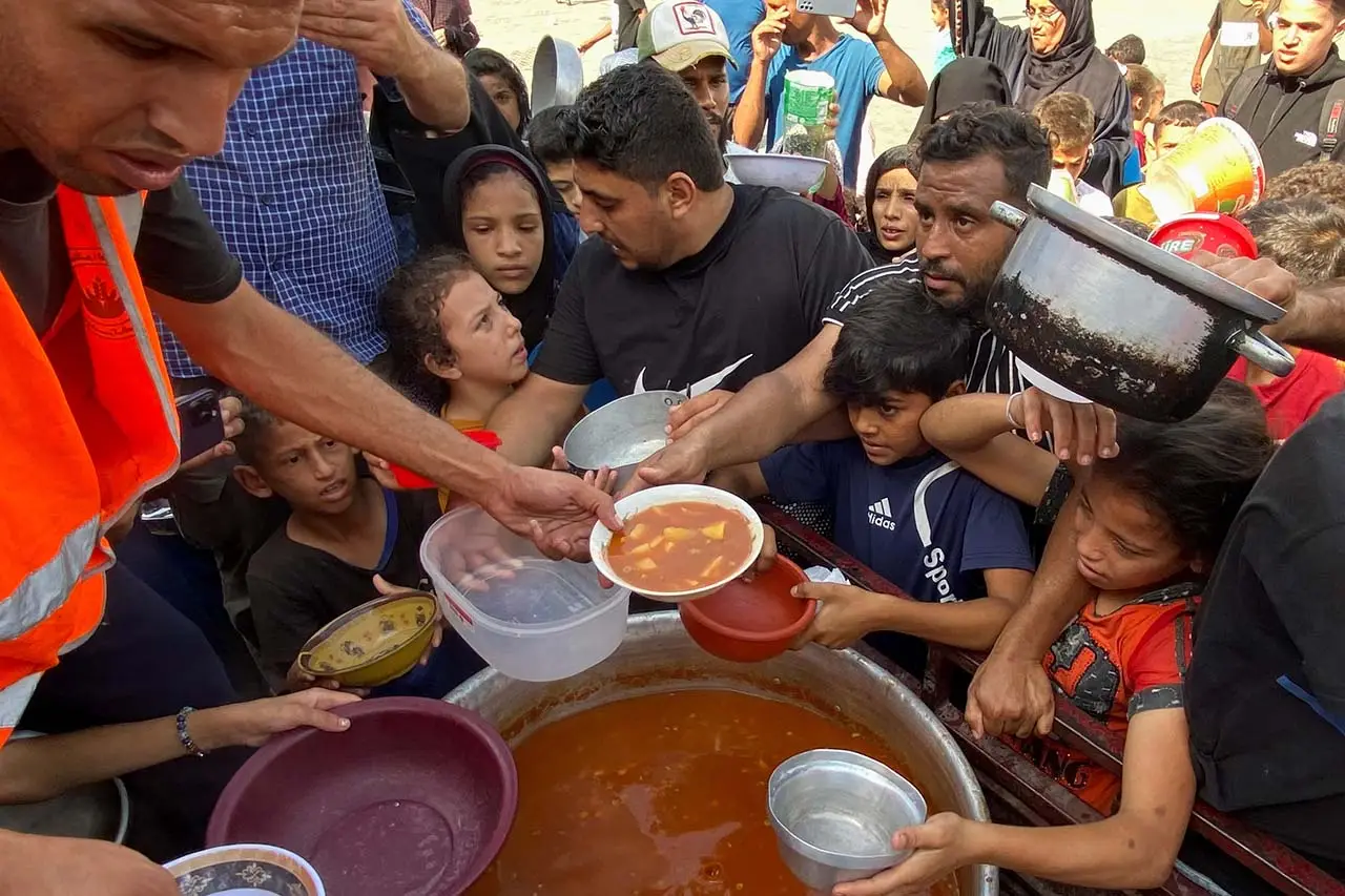Warga Gaza Berdesakan...