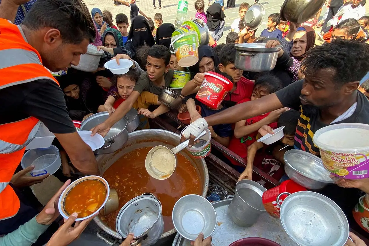 Warga Gaza Berdesakan...