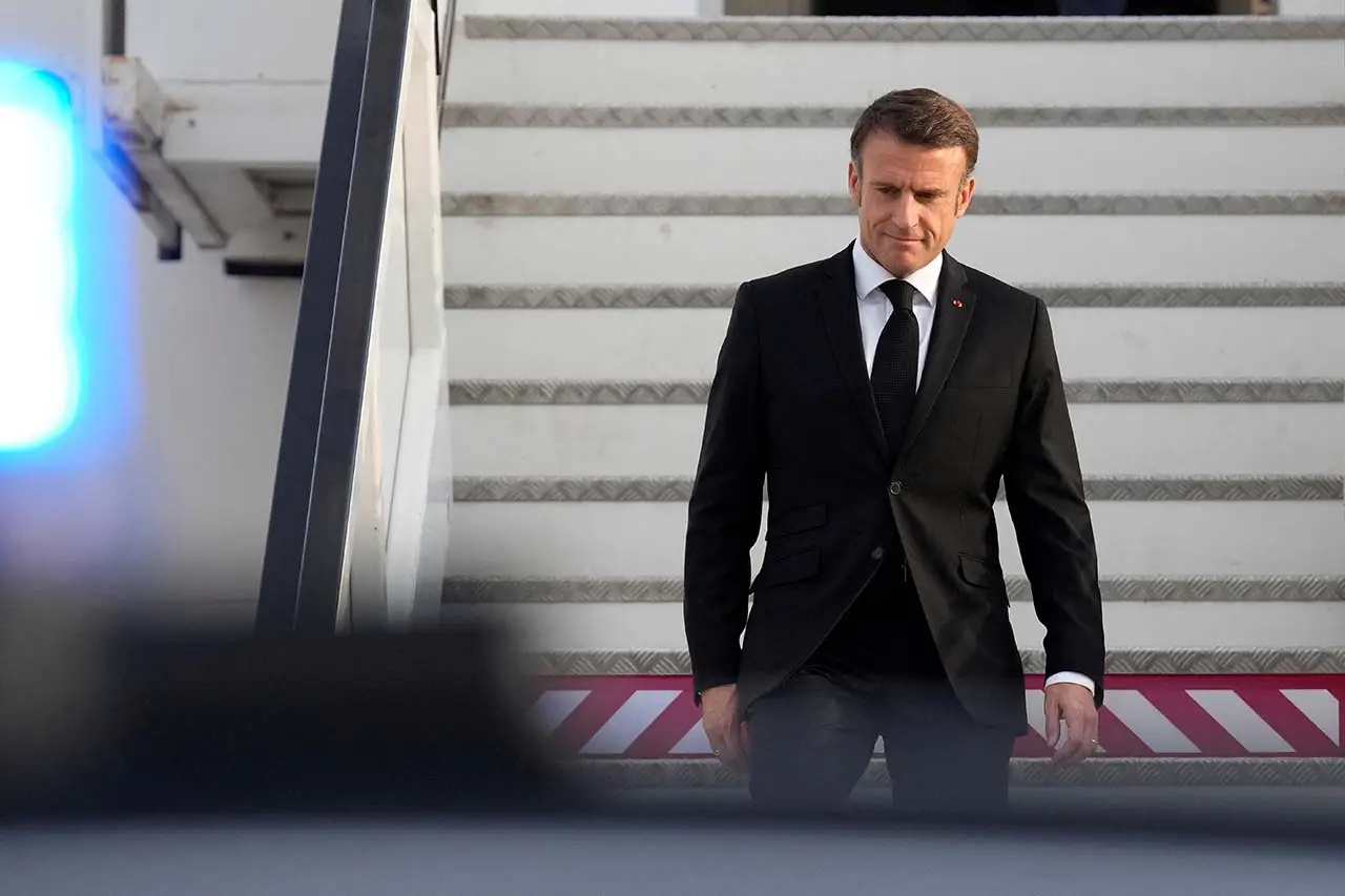 Emmanuel Macron Mendarat...