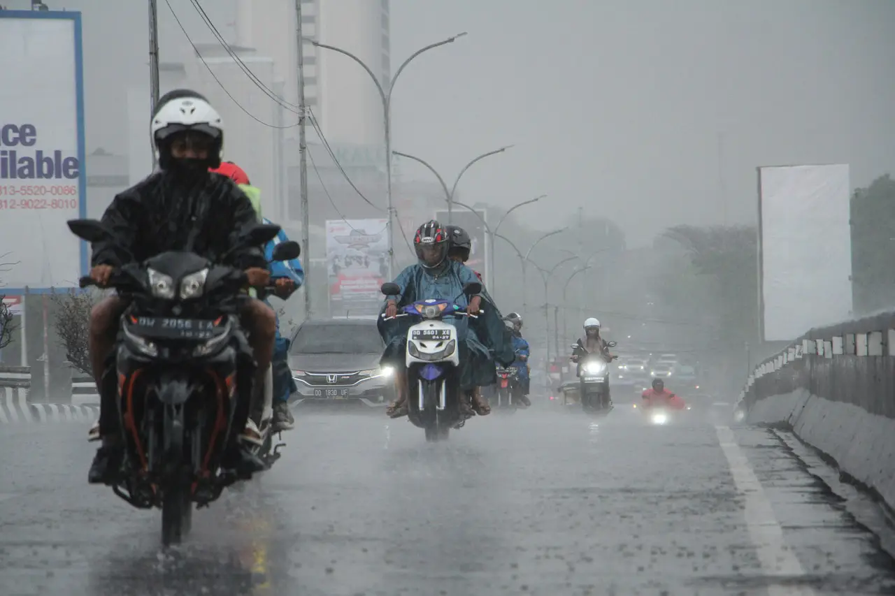 Hujan Mulai Turun di...