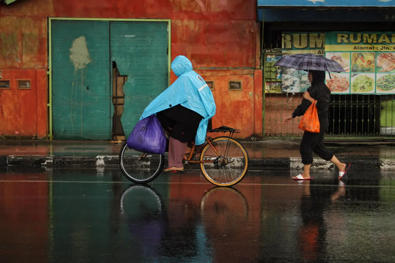 Hujan Mulai Turun di...