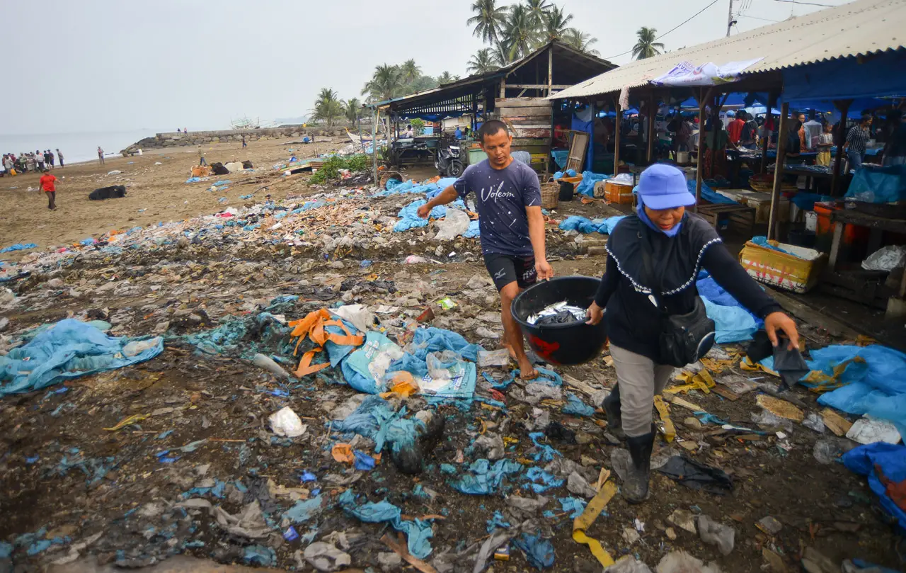 Sampah Plastik Berserakan...