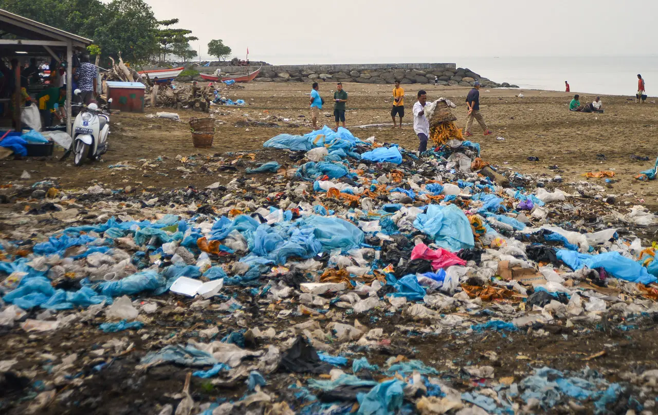 Sampah Plastik Berserakan...
