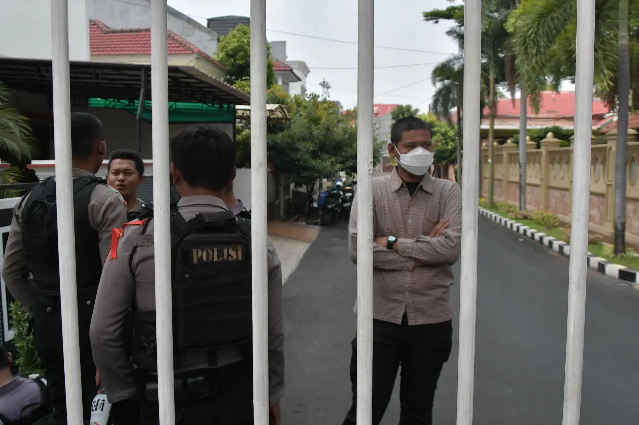 Penampakan Polisi Geledah...