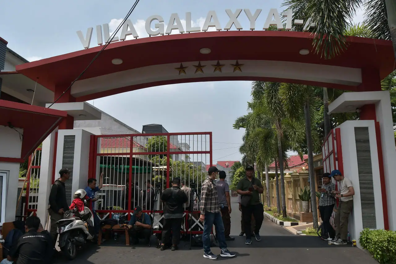 Penampakan Polisi Geledah...
