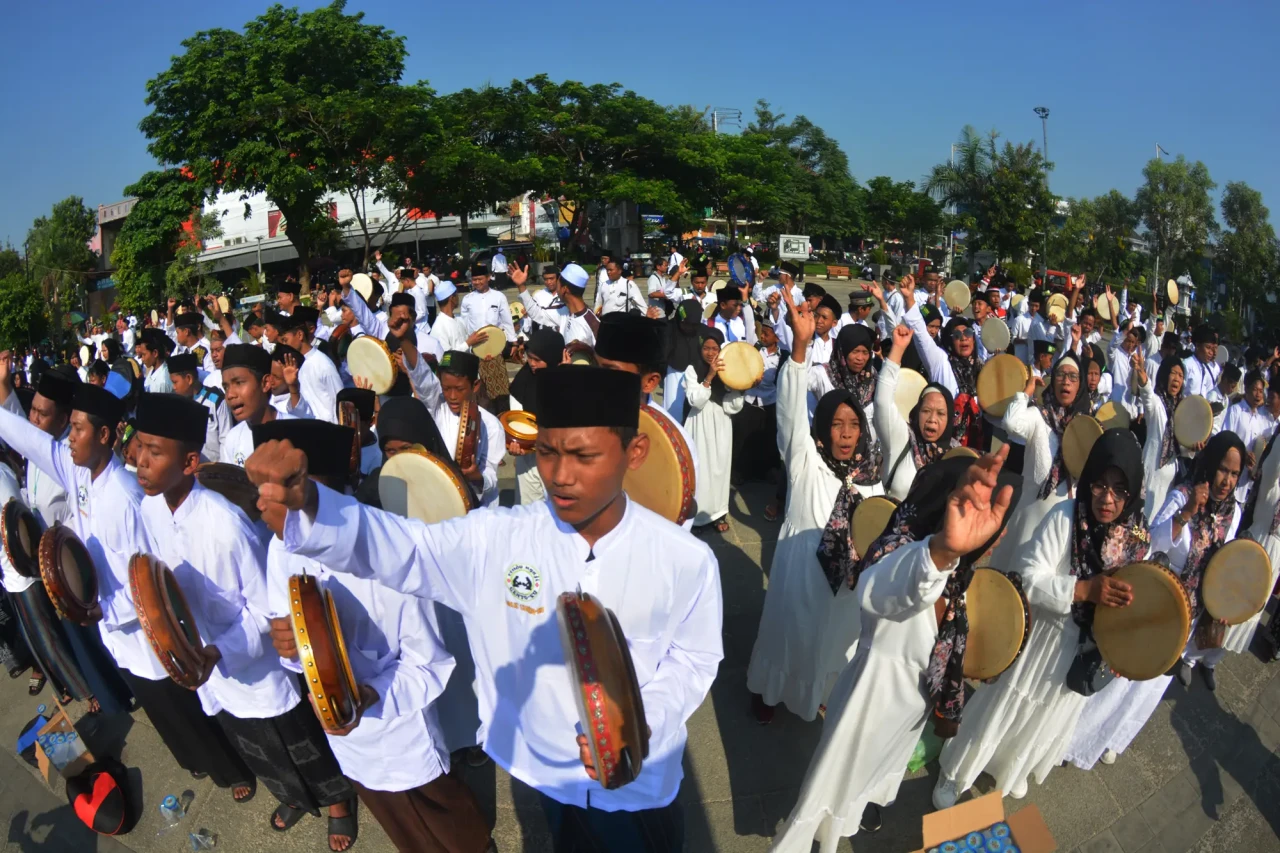 Ribuan Penabuh Rebana...