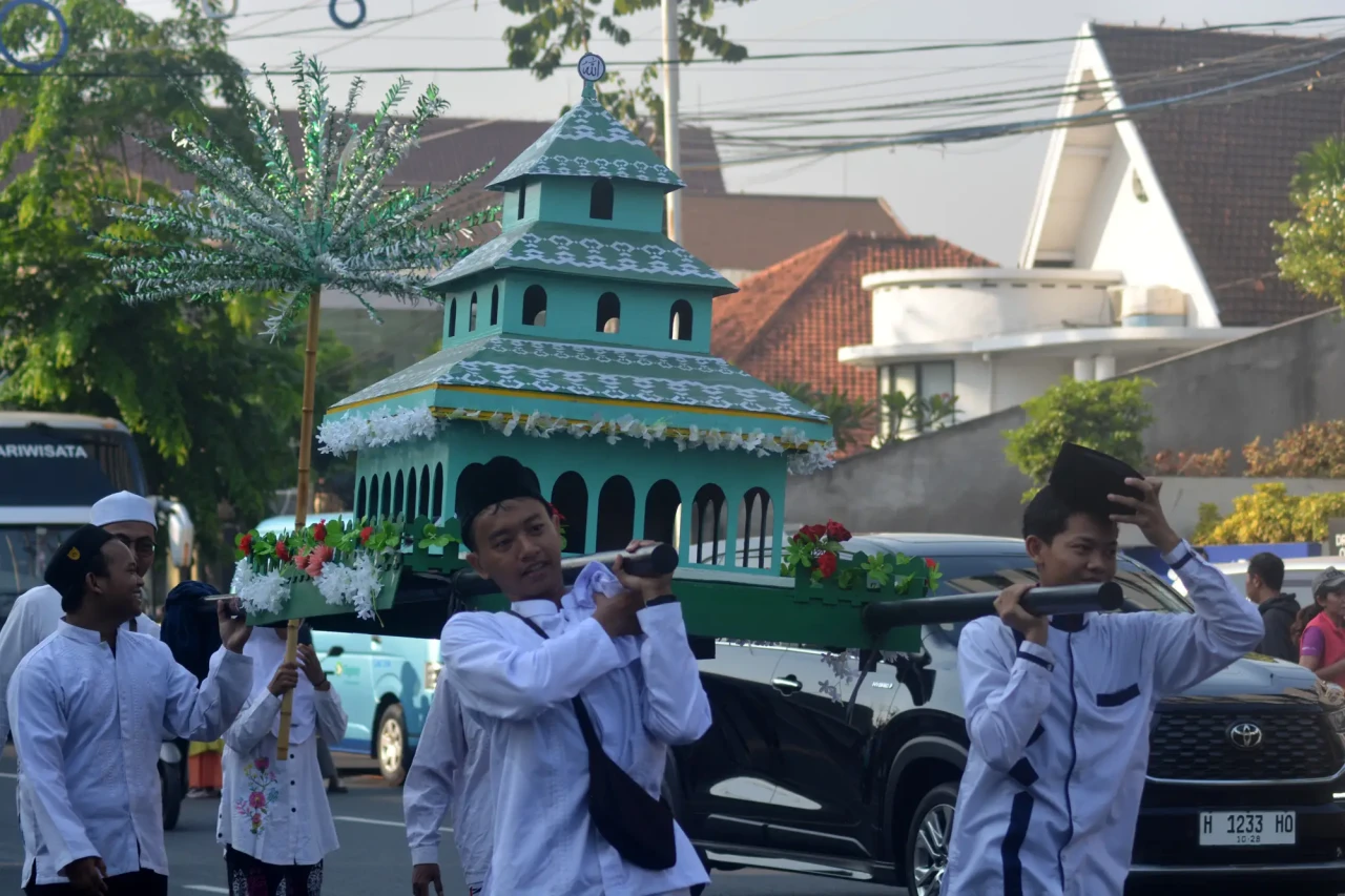 Ribuan Penabuh Rebana...