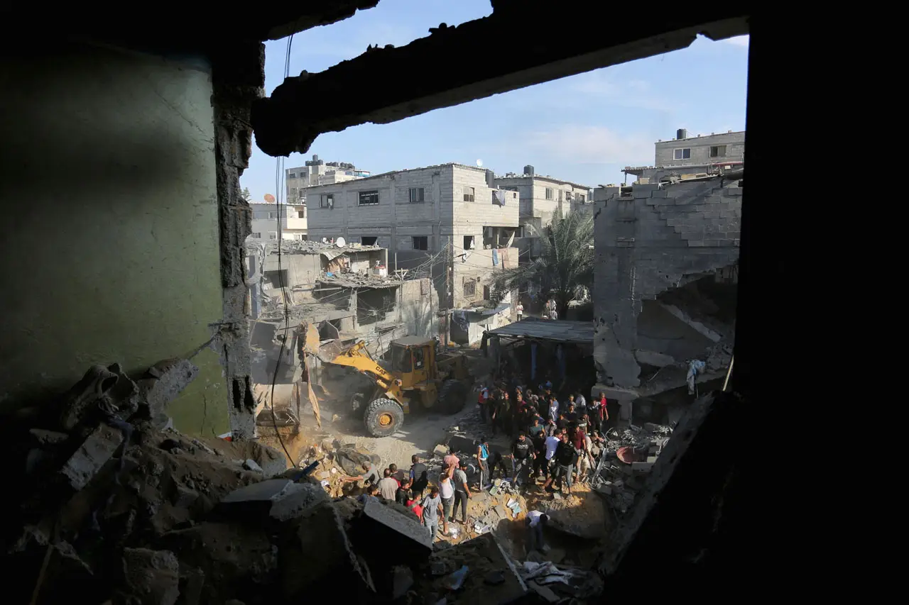 Kepung Gaza dari dua...