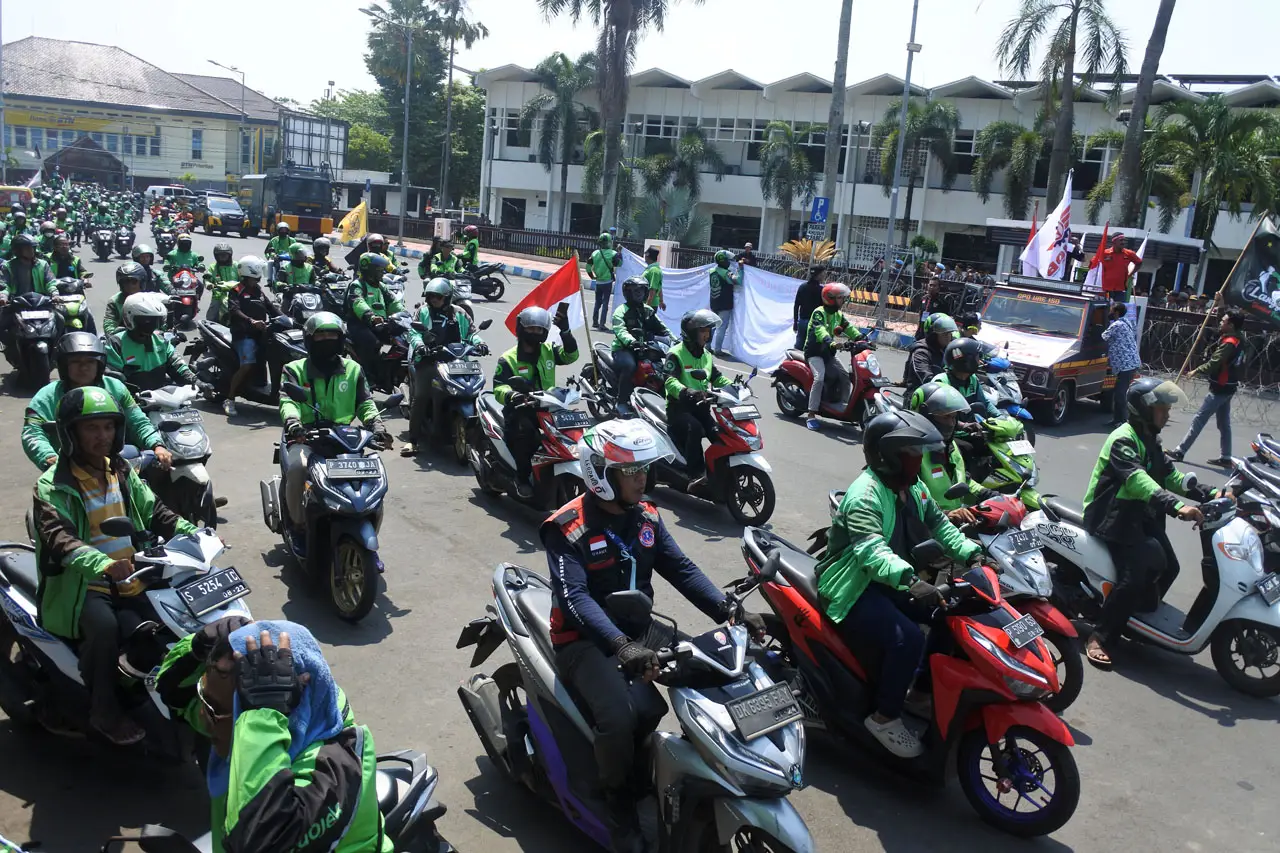 Tuntut Kesetaraan Tarif,...