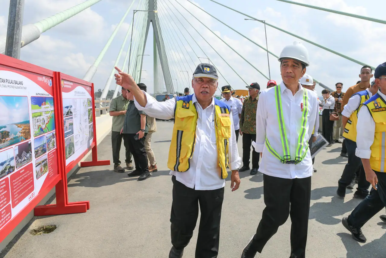 Presiden Jokowi Tinjau...
