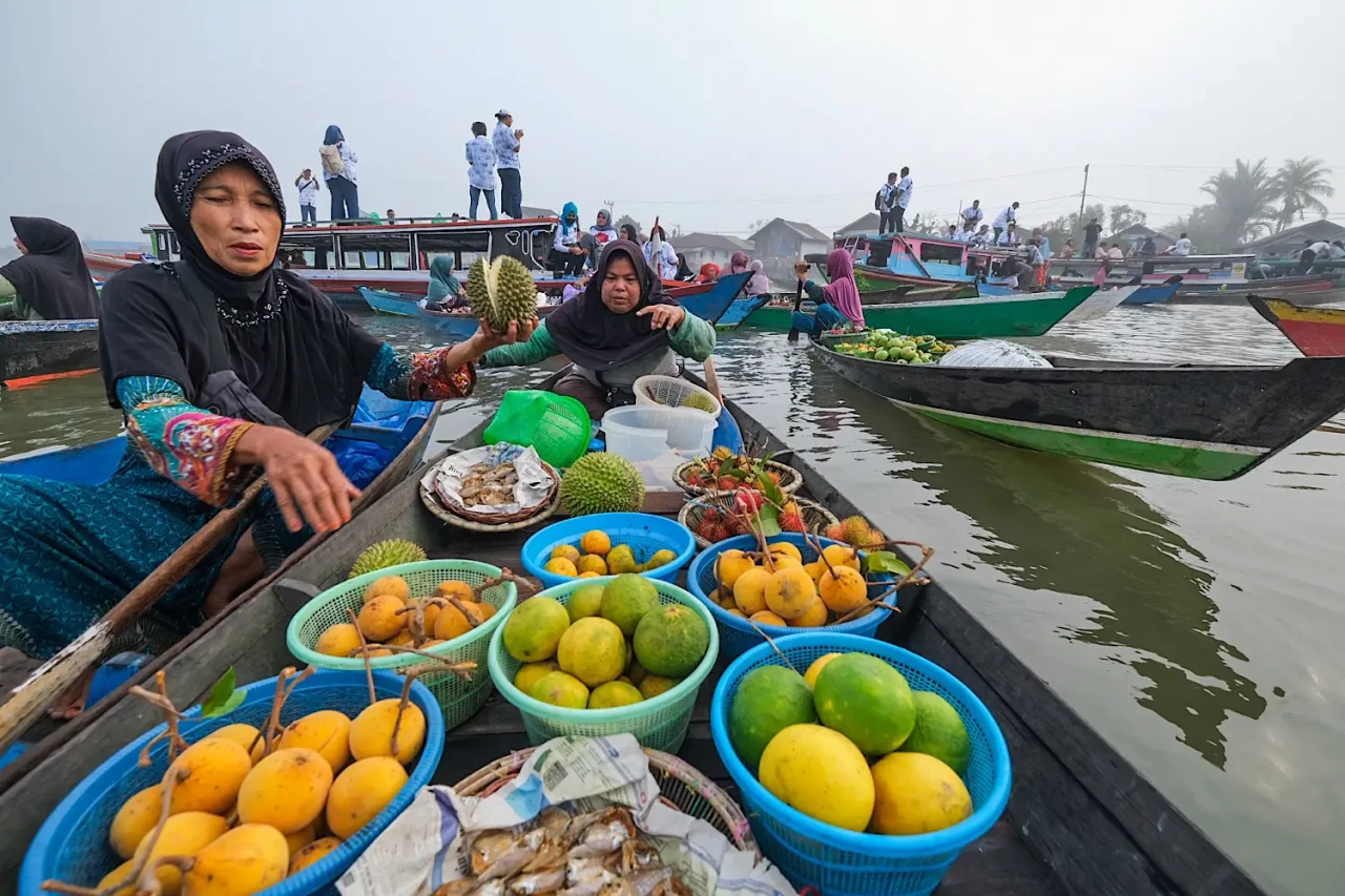 Wisata Pasar Apung Lok...