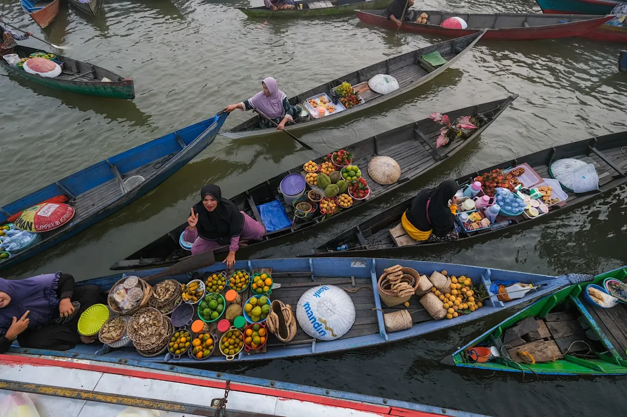 Wisata Pasar Apung Lok...