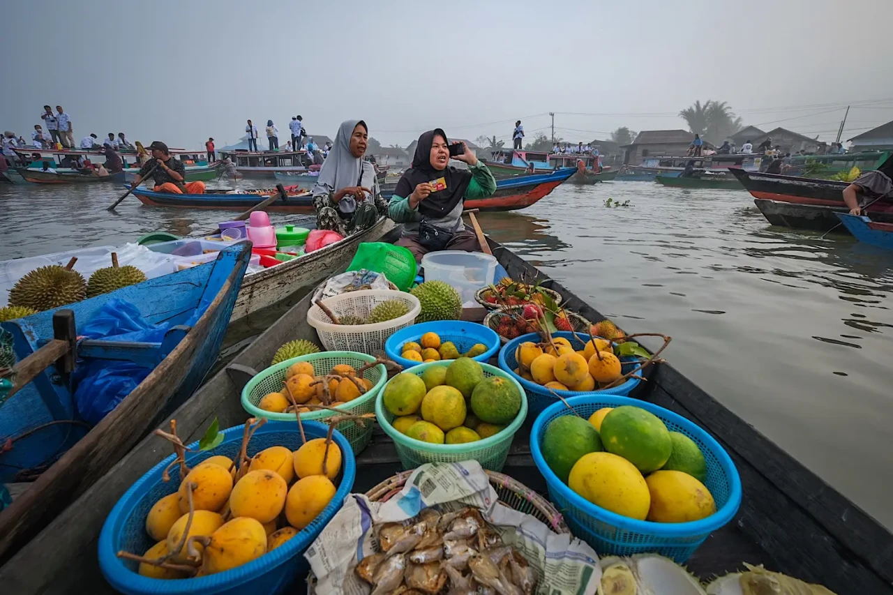Wisata Pasar Apung Lok...