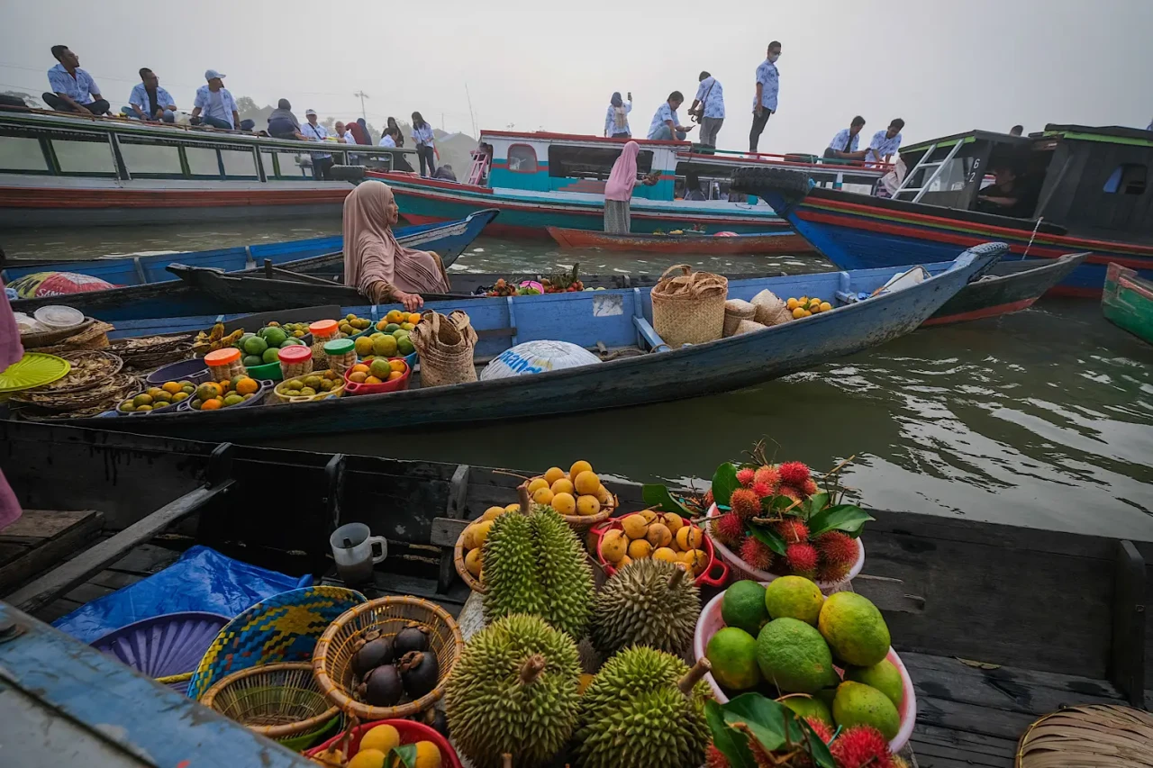 Wisata Pasar Apung Lok...