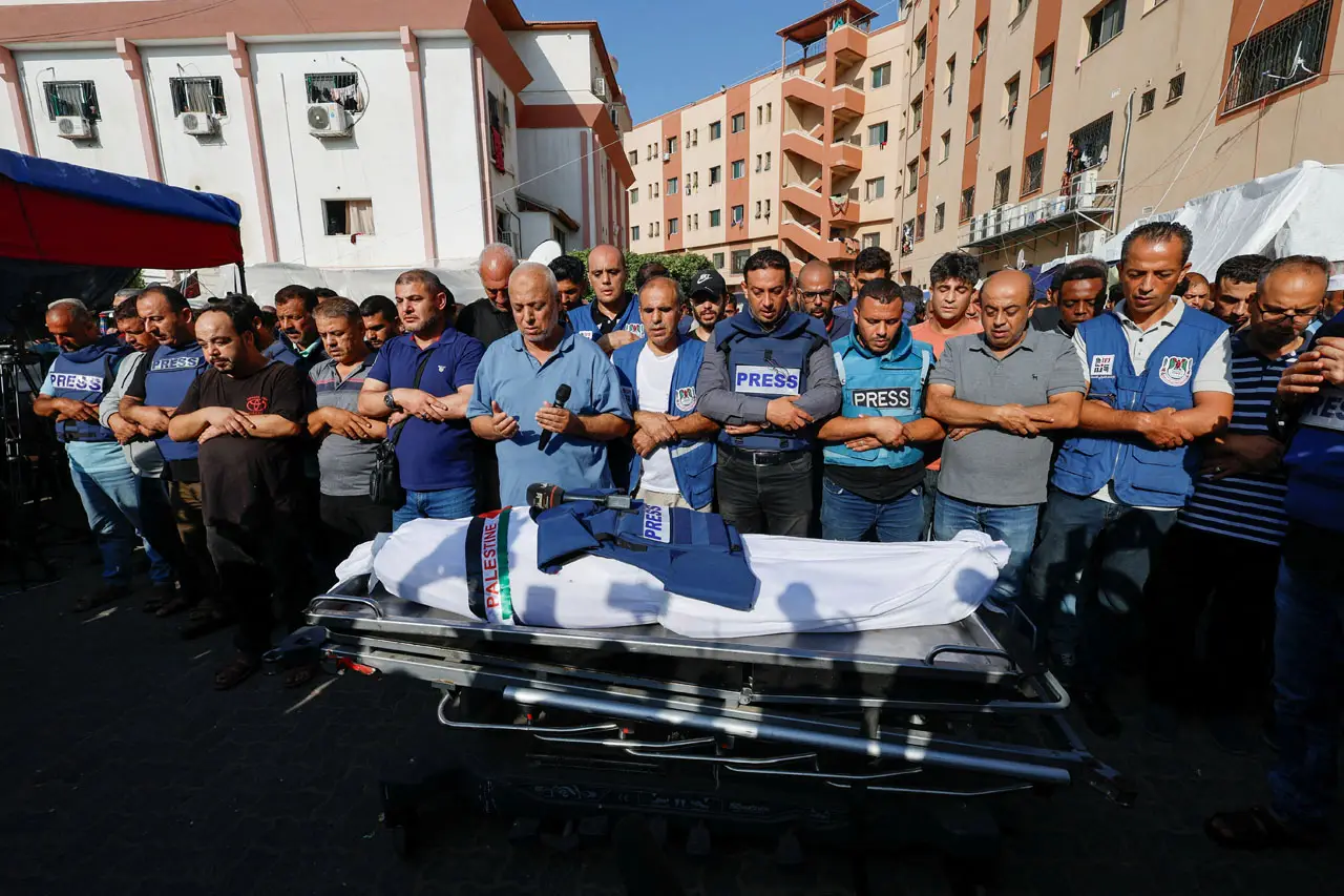 Rumah Dibombardir Israel,...