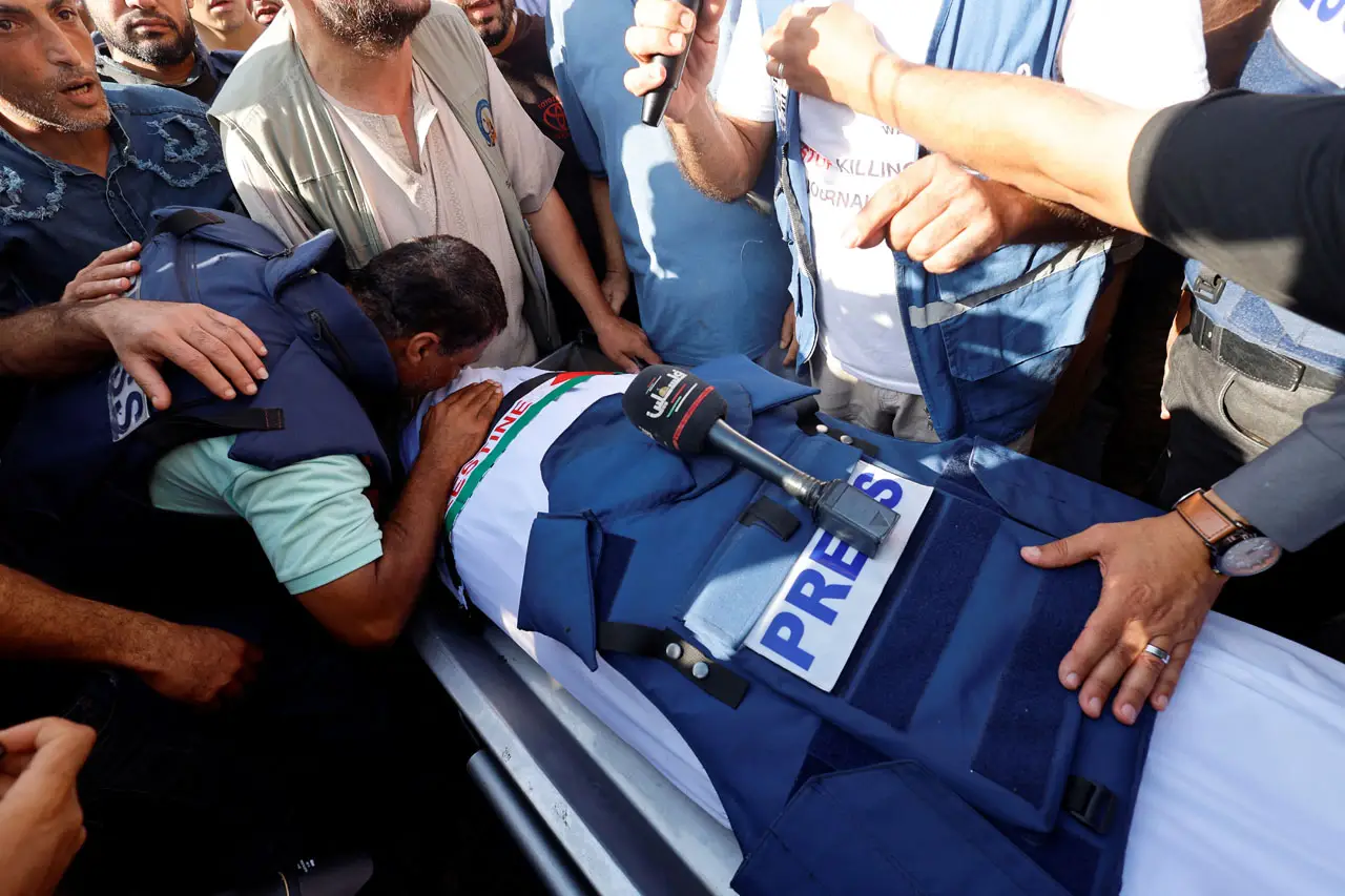 Rumah Dibombardir Israel,...