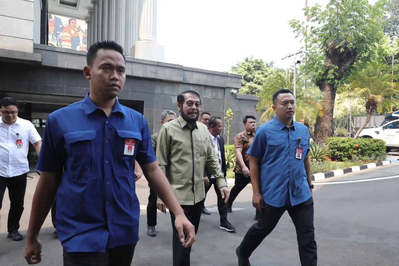 Ketua Hakim Konstitusi...