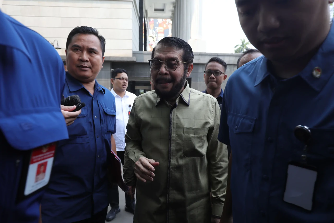 Ketua Hakim Konstitusi...