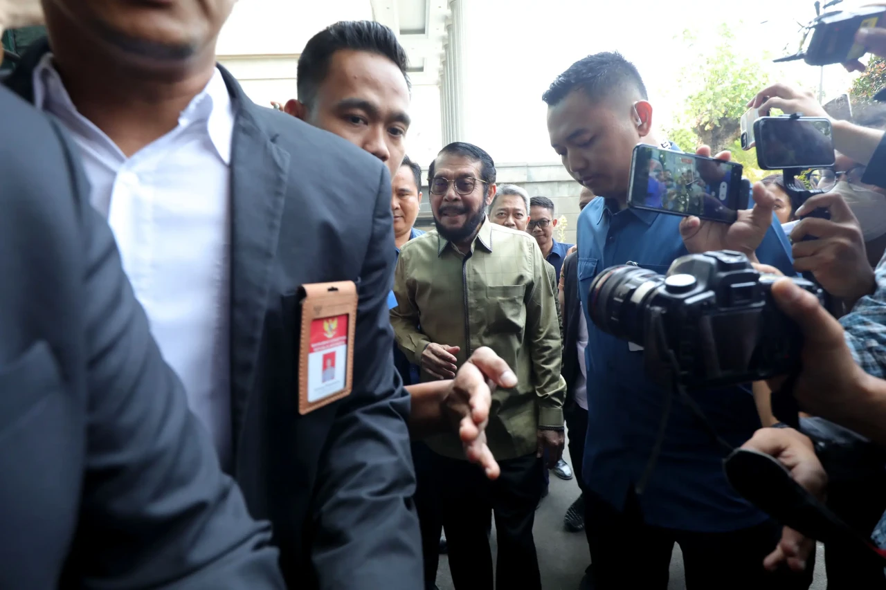 Ketua Hakim Konstitusi...