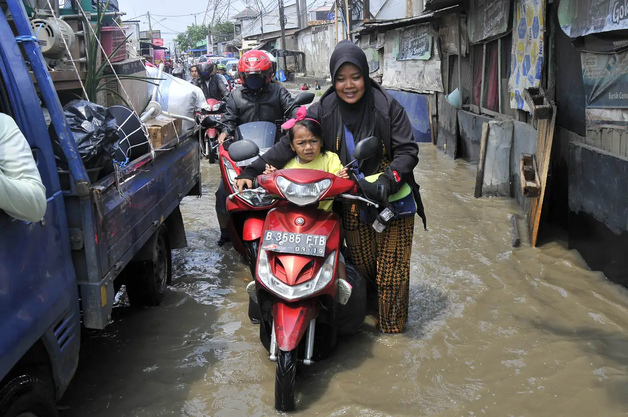Kali Bekasi Meluap,...