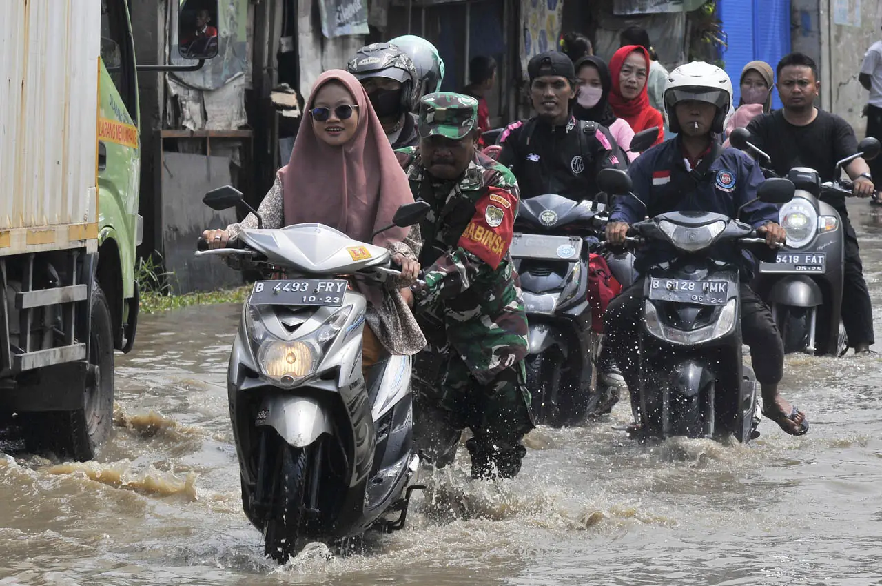 Kali Bekasi Meluap,...