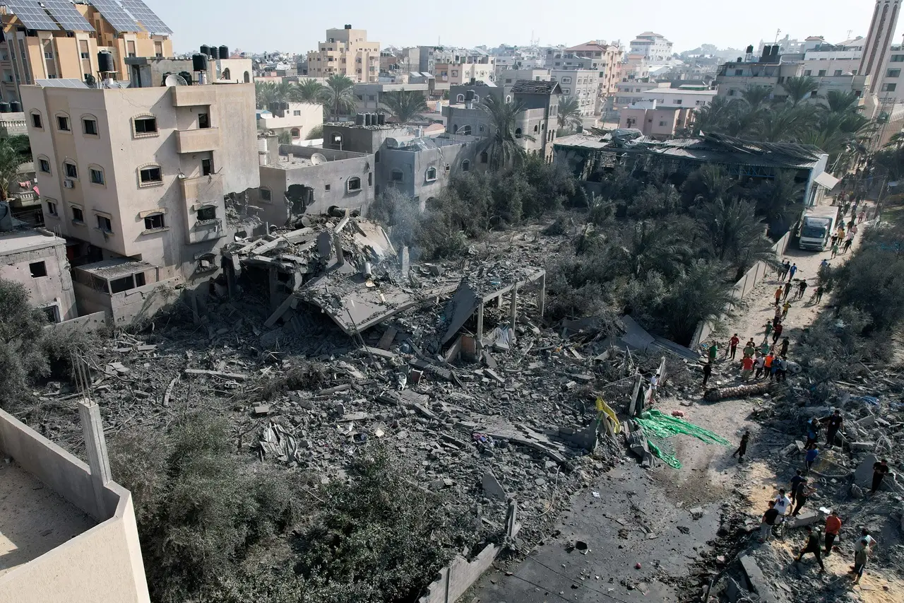 Bombardir Rumah di Deir...