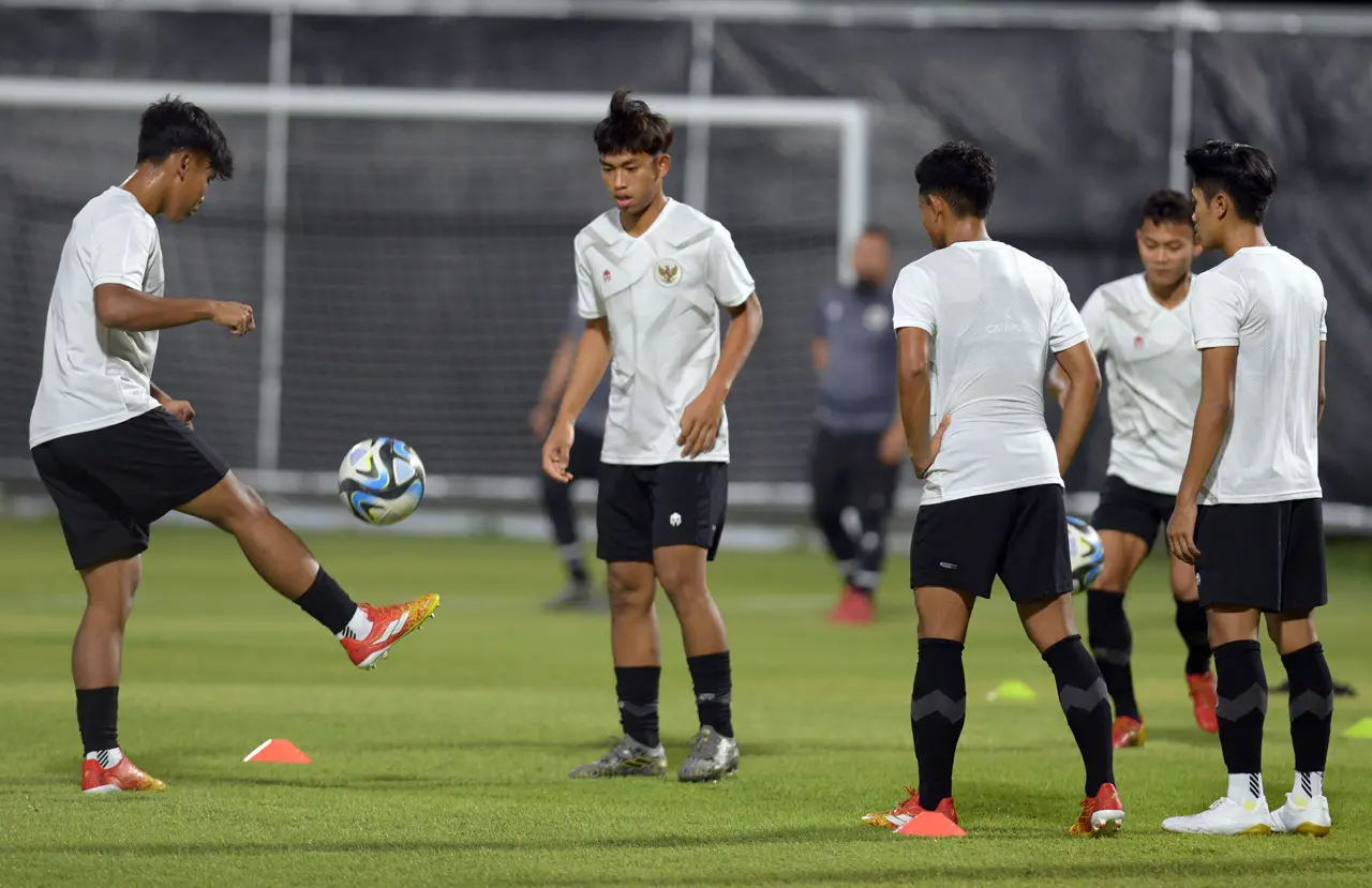 Latihan Timnas Indonesia...