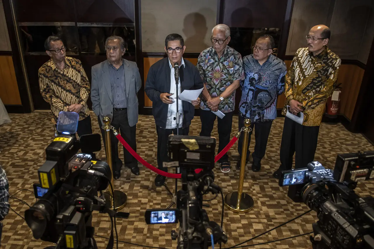 Mantan Hakim Konstitusi...