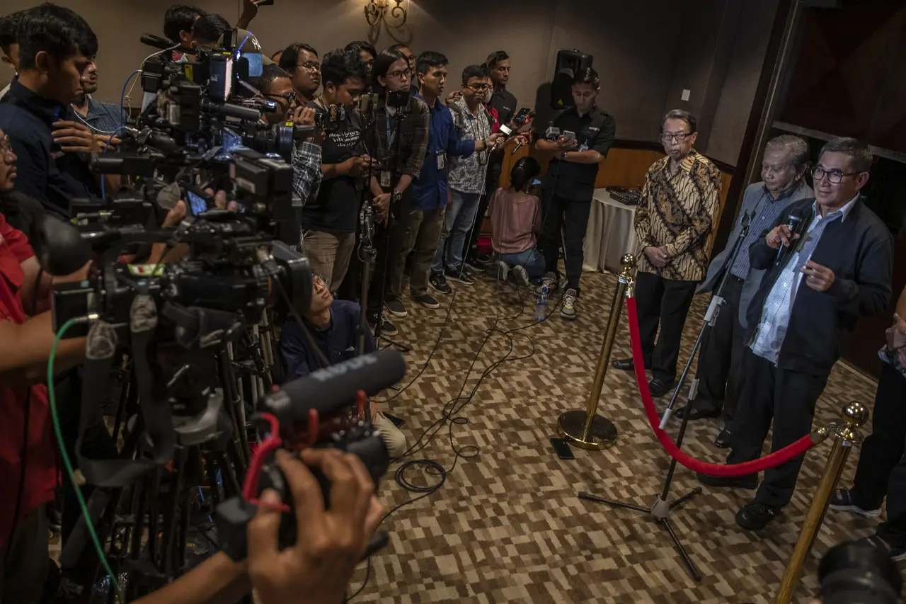 Mantan Hakim Konstitusi...