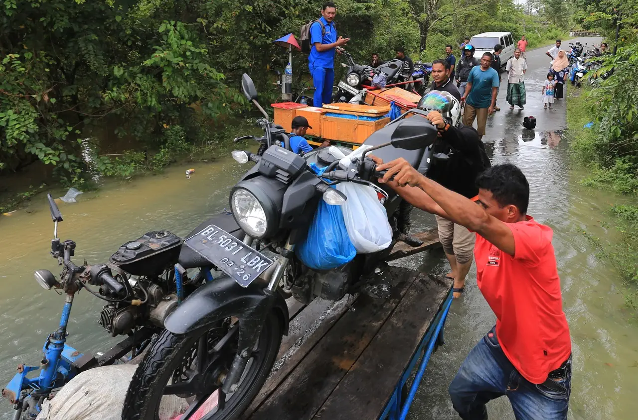 Banjir Rendam Ratusan...