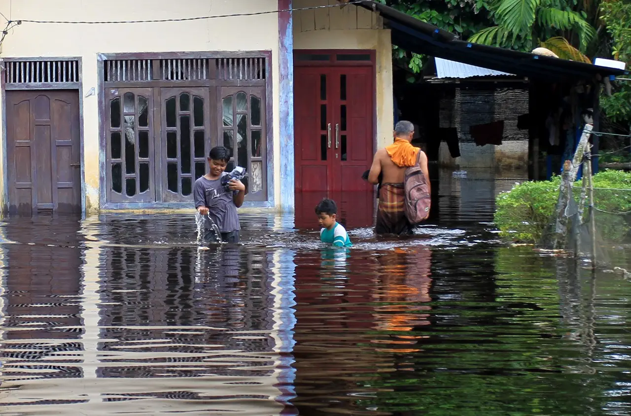 Banjir Rendam Ratusan...