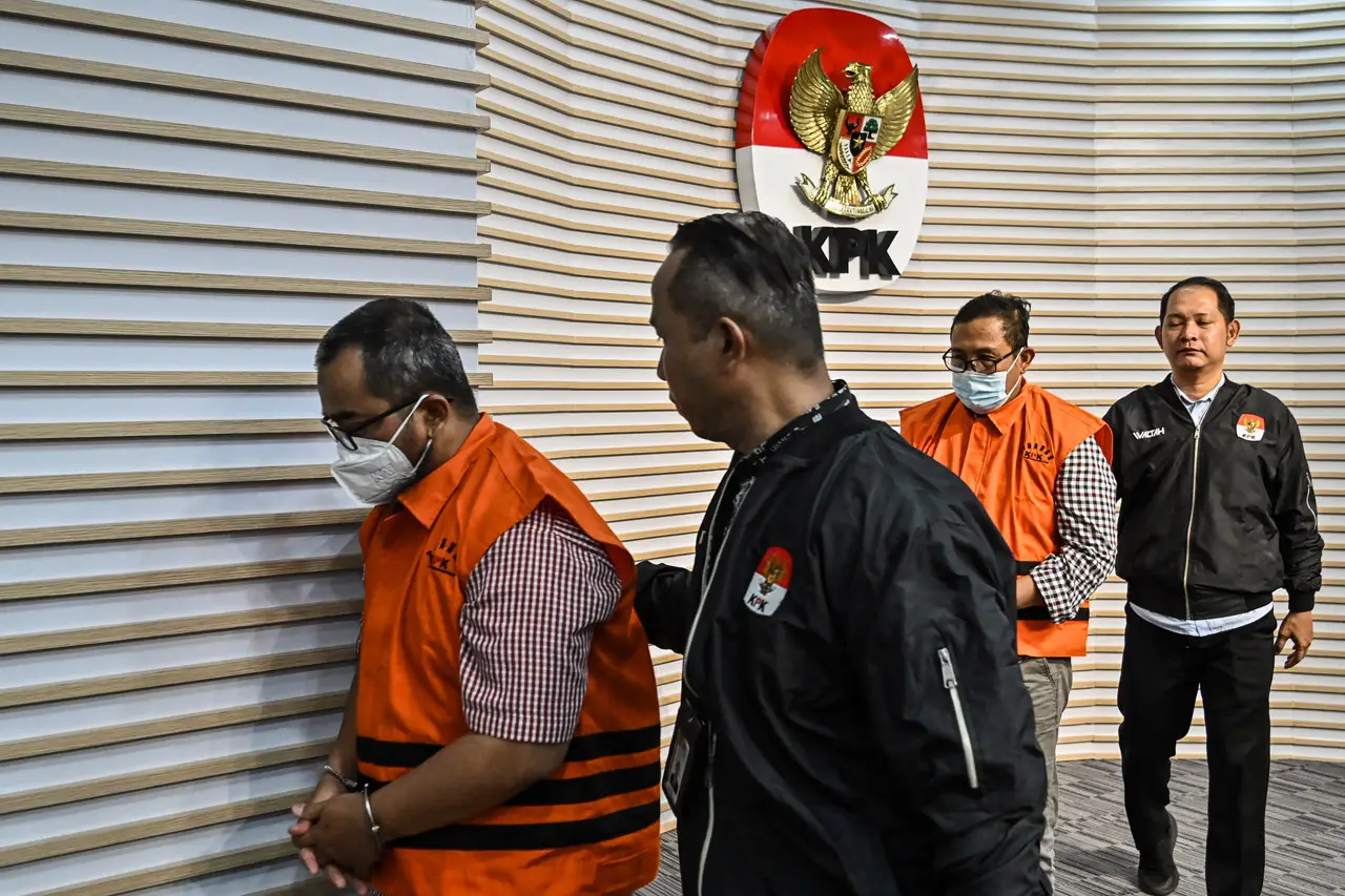 Memalukan, Dua Pegawai...