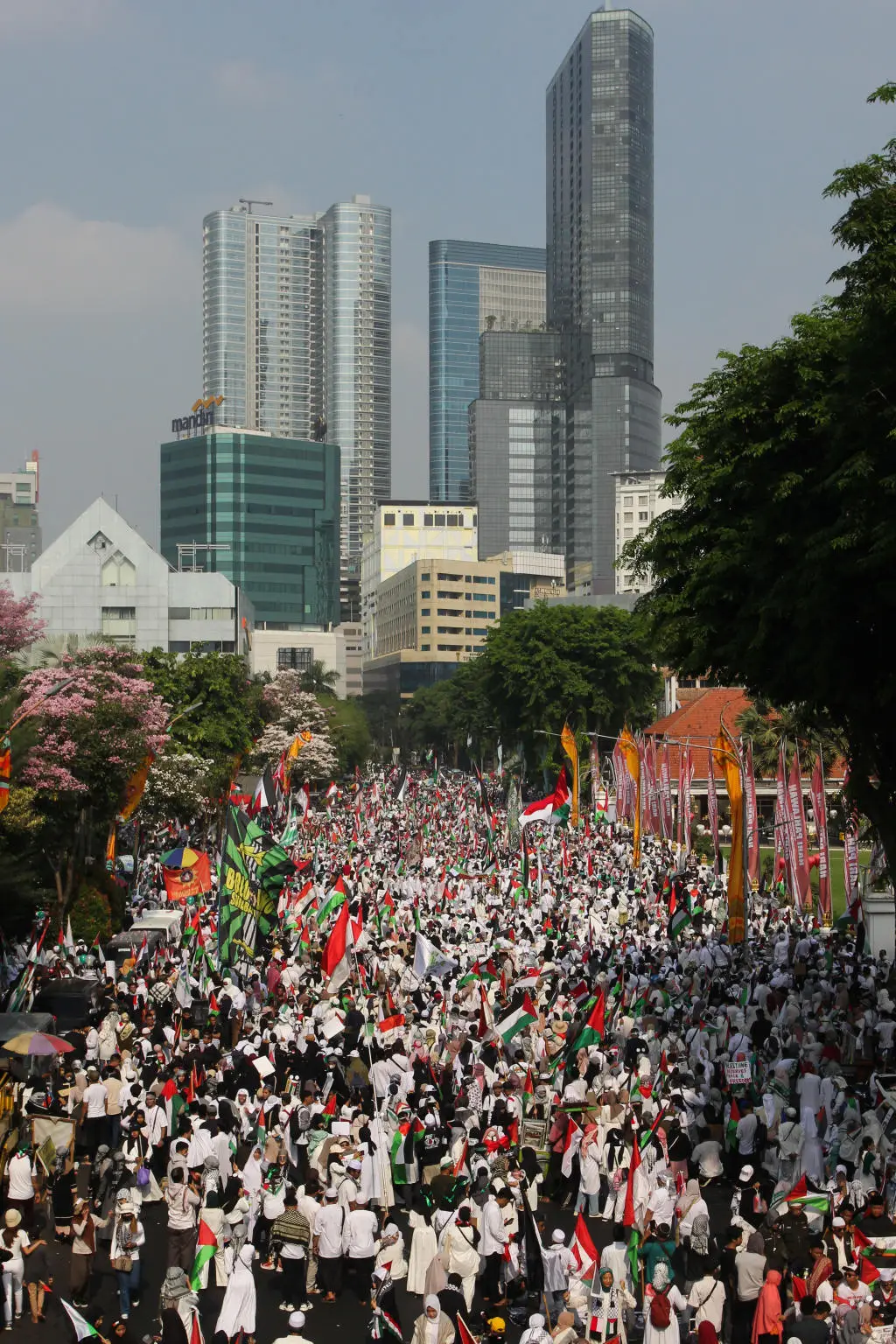 Ribuan Warga Ikuti Aksi...