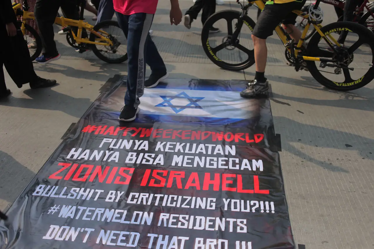 Aksi Injak Spanduk Bendera...