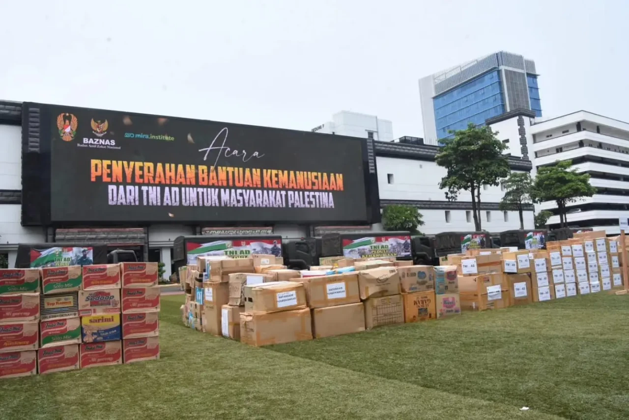 Pangdam Jaya Serahkan...