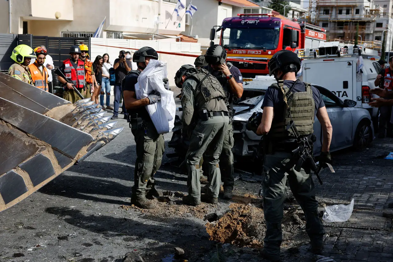 Roket Hamas Terobos...